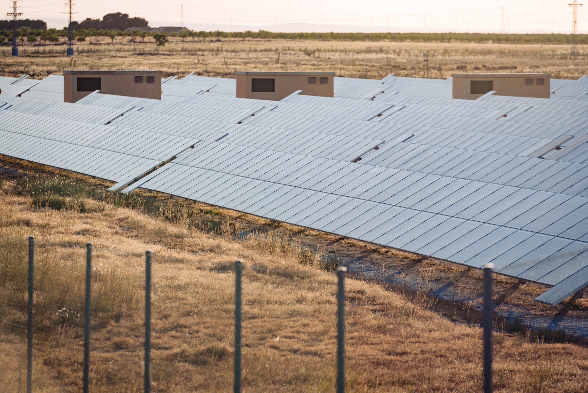 Shortage of photovoltaic materials due to the recession slows decarbonization